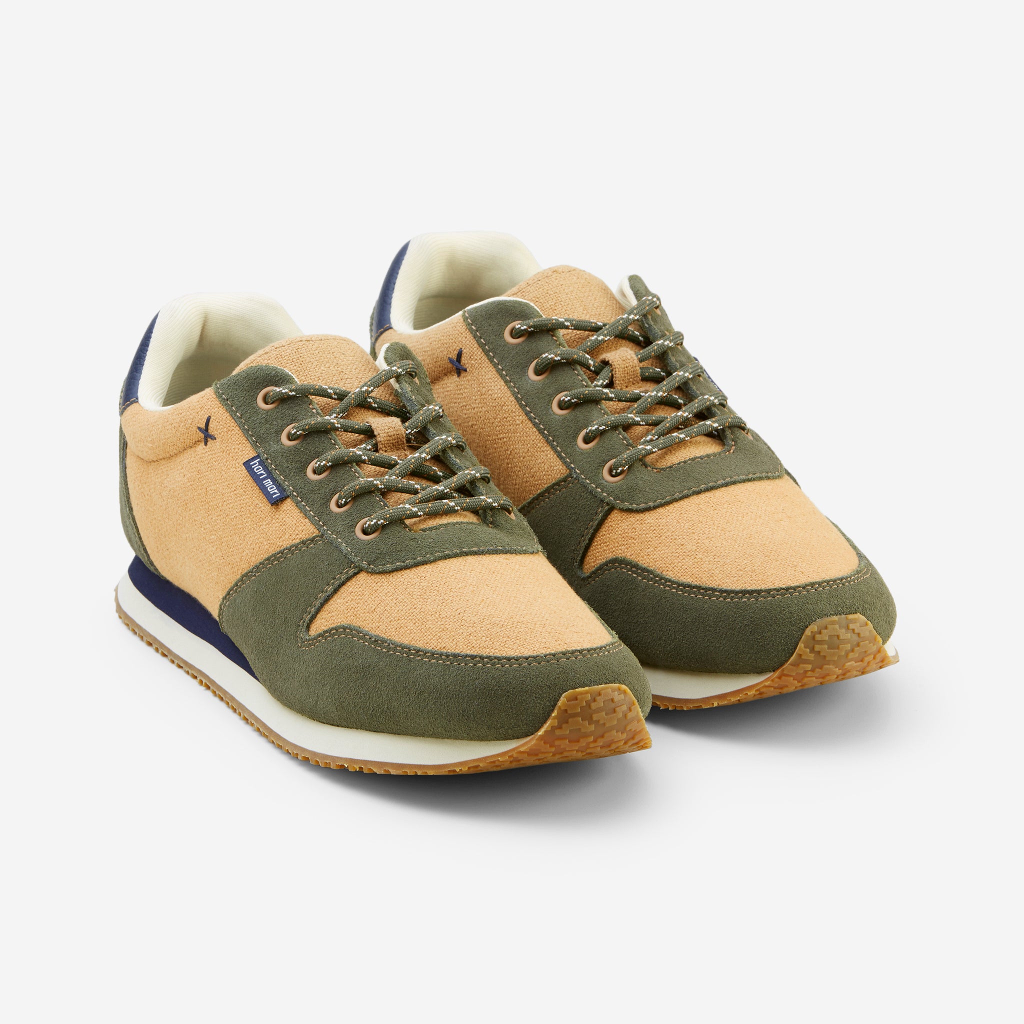 Retro online runner sneakers